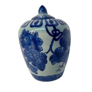 Blue and White ceramic ginger jar 6" tall EUC